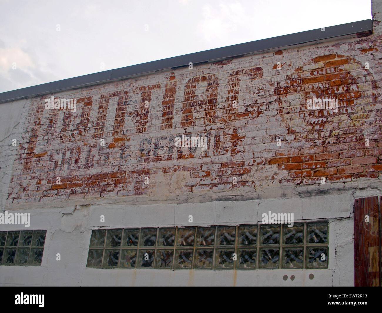 Gainesville, Florida, USA – 19. Mai 2015: Pontiac-Werbung an einer Wand eines alten Autohauses. Stockfoto