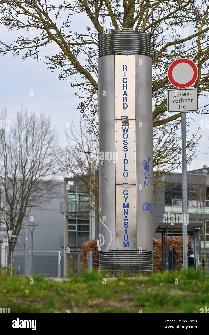 Staatsschutz Einsatz wegen Schlumpf Video am Gymnasium RIBNITZ- DAMGARTEN, Deutschland - 15. März: Blick auf das Richard- Wossidlo- Gymnasium in Ribnitz- Damgarten am 15. März. März 2024, Mecklenburg-Vorpommern, Deutschland. Wegen eines Social-Media-Post ist die Polizei in der Schule angerückt. Die Schulleitung hat die Polizei wegen des Verdachts eines staatsschutzrelevanten Inhalts im Internet durch eine 16- Jährigen Schülerin gerufen. Die Schülerin soll vor einigen Monaten auf dem Social-Media-Kanal TikTok ein Schlümpe-Video gepostet haben. Darin hieß es , dass Schlümpfe und Deutschland etwas Stockfoto
