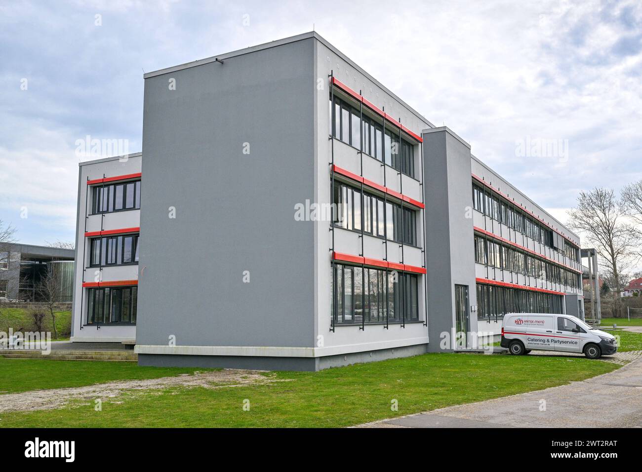 Staatsschutz Einsatz wegen Schlumpf Video am Gymnasium RIBNITZ- DAMGARTEN, Deutschland - 15. März: Blick auf das Richard- Wossidlo- Gymnasium in Ribnitz- Damgarten am 15. März. März 2024, Mecklenburg-Vorpommern, Deutschland. Wegen eines Social-Media-Post ist die Polizei in der Schule angerückt. Die Schulleitung hat die Polizei wegen des Verdachts eines staatsschutzrelevanten Inhalts im Internet durch eine 16- Jährigen Schülerin gerufen. Die Schülerin soll vor einigen Monaten auf dem Social-Media-Kanal TikTok ein Schlümpe-Video gepostet haben. Darin hieß es , dass Schlümpfe und Deutschland etwas Stockfoto