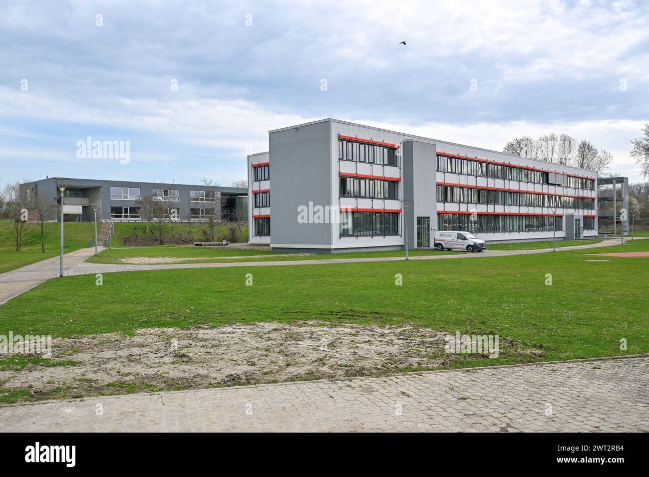 Staatsschutz Einsatz wegen Schlumpf Video am Gymnasium RIBNITZ- DAMGARTEN, Deutschland - 15. März: Blick auf das Richard- Wossidlo- Gymnasium in Ribnitz- Damgarten am 15. März. März 2024, Mecklenburg-Vorpommern, Deutschland. Wegen eines Social-Media-Post ist die Polizei in der Schule angerückt. Die Schulleitung hat die Polizei wegen des Verdachts eines staatsschutzrelevanten Inhalts im Internet durch eine 16- Jährigen Schülerin gerufen. Die Schülerin soll vor einigen Monaten auf dem Social-Media-Kanal TikTok ein Schlümpe-Video gepostet haben. Darin hieß es , dass Schlümpfe und Deutschland etwas Stockfoto