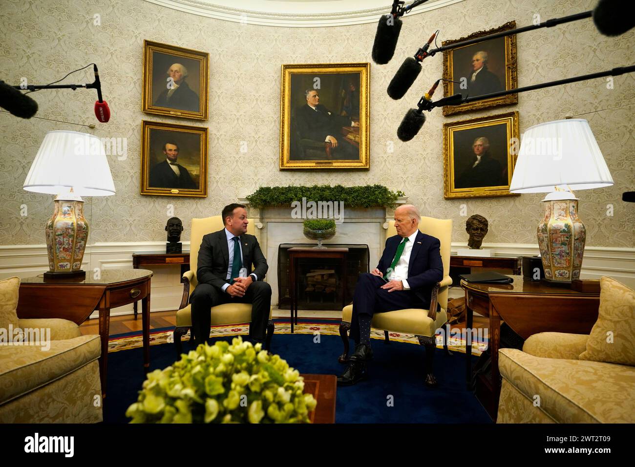 Taoiseach Leo Varadkar (links) bei einem bilateralen Treffen mit Präsident Joe Biden im Oval Office im Weißen Haus in Washington, DC, während seines Besuchs in den USA zum St. Patrick's Day. Bilddatum: Freitag, 15. März 2024. Stockfoto