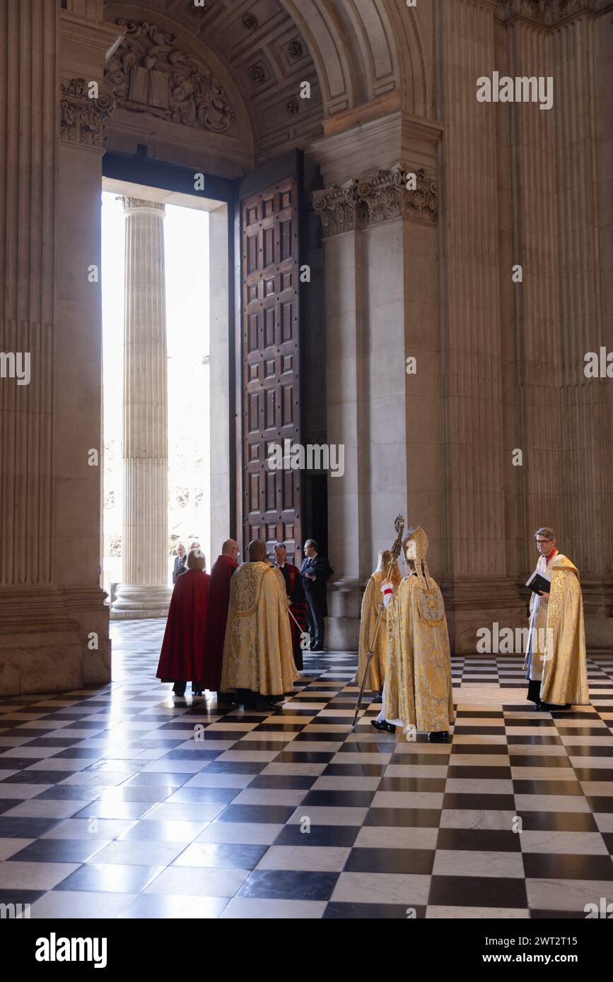 London, Großbritannien, 15. März 2024: Der Bischof von London, Dame Sarah Mullally, und Andrew Tremlett, der Dekan von St Paul’s, verlassen den jährlichen United Guilds Service an der St Paul’s Cathedral, der die Arbeit der Londoner Lackierfirmen feiert. Stockfoto