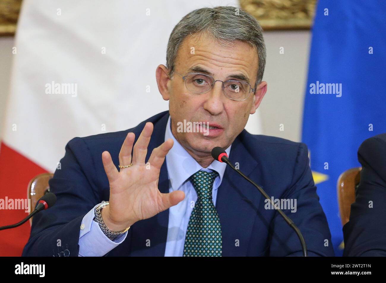 Der italienische Minister Sergio Costa während der Pressekonferenz für das Land der Brände in der Präfektur Caserta Stockfoto