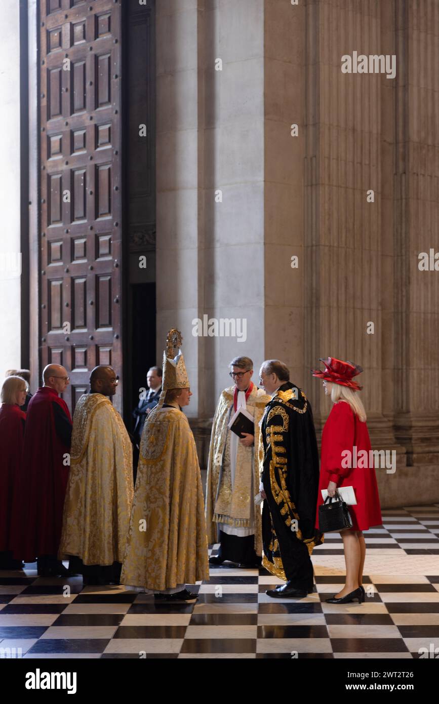London, Großbritannien, 15. März 2024: Der Bischof von London, Dame Sarah Mullally, und Andrew Tremlett, der Dekan von St Paul’s, verlassen den jährlichen United Guilds Service an der St Paul’s Cathedral, der die Arbeit der Londoner Lackierfirmen feiert. Stockfoto