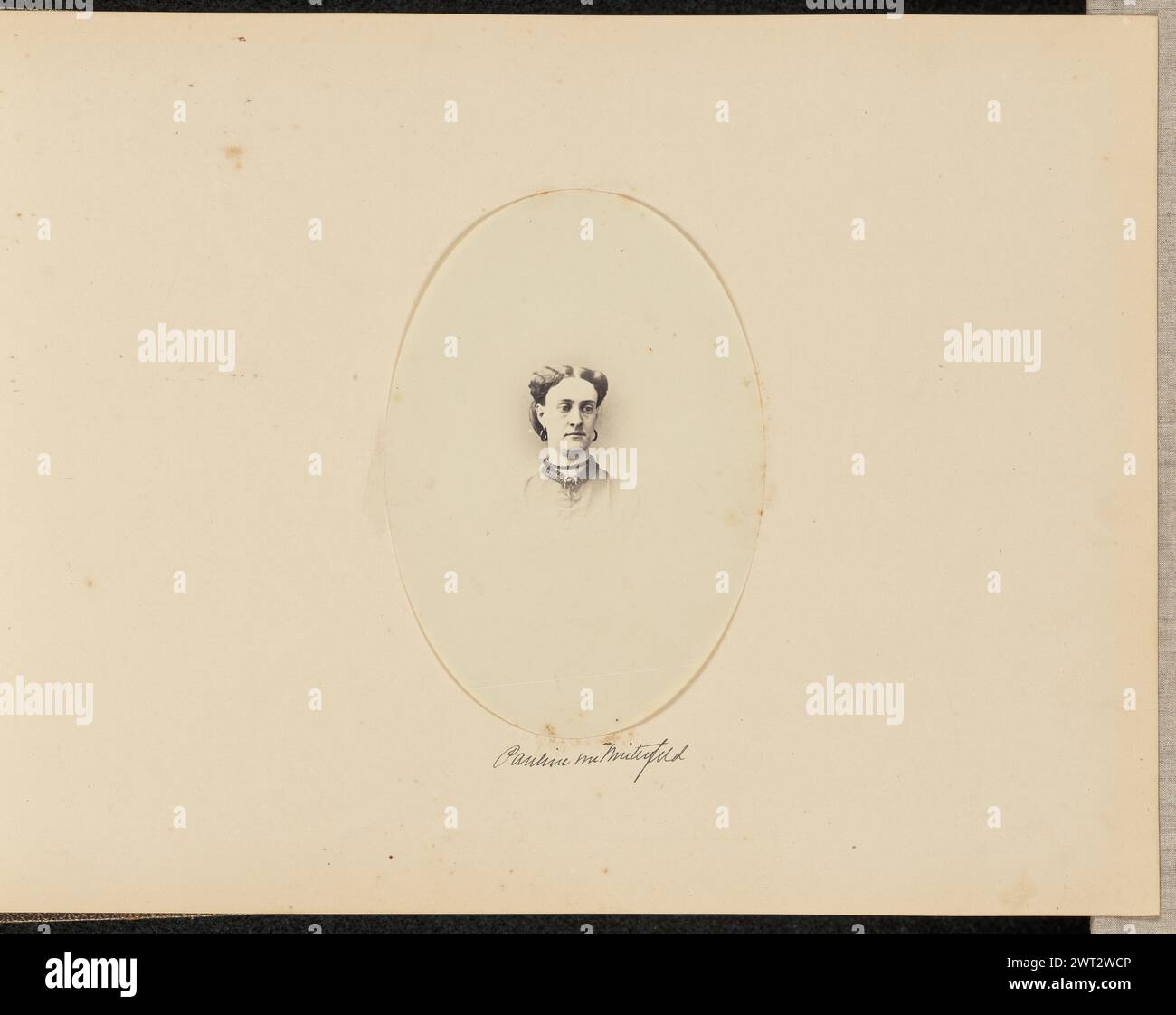 Pauline von Winterfeld. Möglicherweise Charles de Rham, Fotograf (Amerikaner, 1822–1909) oder Unknown, Fotograf um 1868 ein ovales Porträt einer Frau, nur vom Hals nach oben gezeigt. Sie trägt eine kleine Halskette und ein Kleid mit Rüschenkragen. (Recto, Mount) unten in der Mitte, schwarze Tinte: 'Pauline von Winterfeld'; (rückseitig, Mount) unten links, Bleistift: 'A24.58'; Stockfoto