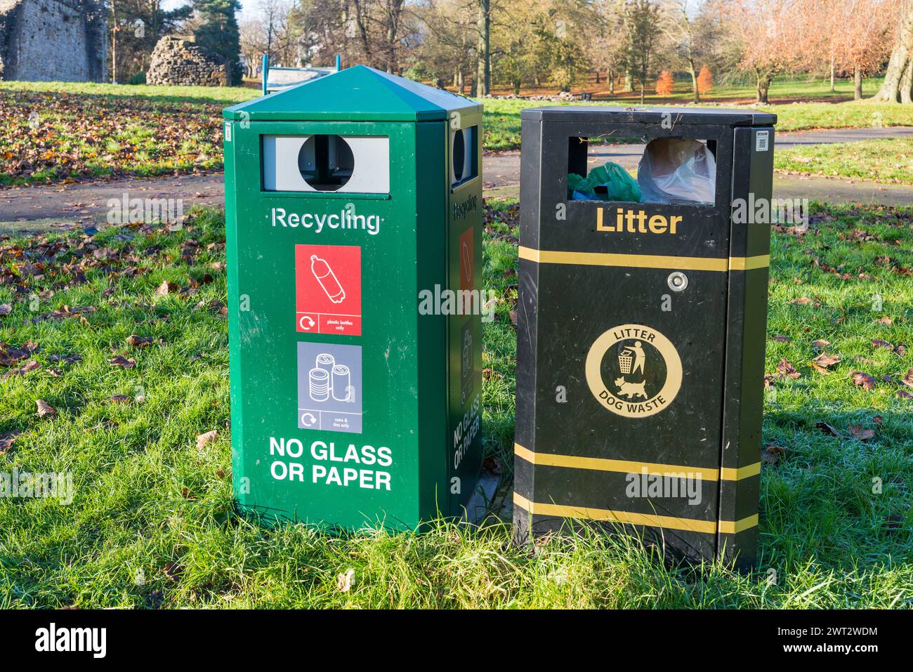 Müll- und Recyclingbehälter in Priory Park, Dudley, West Midlands, Großbritannien Stockfoto