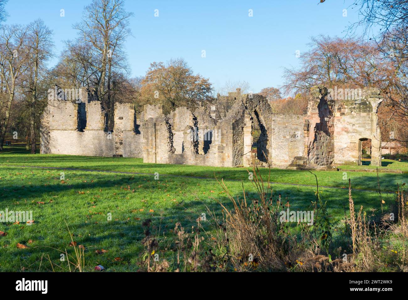 Priory Park, Dudley, beherbergt die Ruinen von St. James's Priory, die über 900 Jahre alt und unter Denkmalschutz gestellt sind. Stockfoto