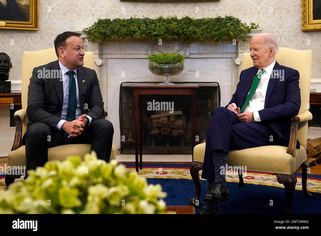 Taoiseach Leo Varadkar (links) bei einem bilateralen Treffen mit Präsident Joe Biden im Oval Office im Weißen Haus in Washington, DC, während seines Besuchs in den USA zum St. Patrick's Day. Bilddatum: Freitag, 15. März 2024. Stockfoto