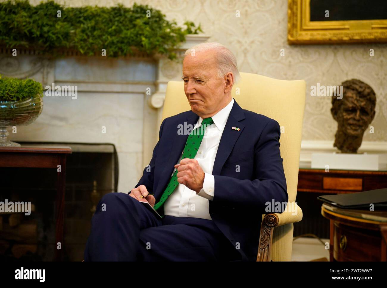 Präsident Joe Biden bei einem bilateralen Treffen mit Taoiseach Leo Varadkar (nicht abgebildet) im Oval Office im Weißen Haus in Washington, DC, während seines Besuchs in den USA zum St. Patrick's Day. Bilddatum: Freitag, 15. März 2024. Stockfoto
