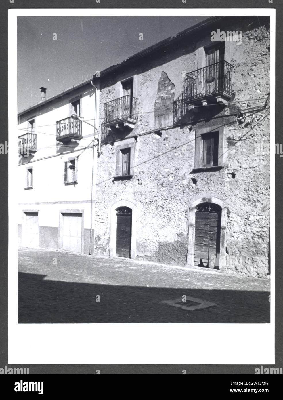 Abruzzen L'Aquila Castelvecchio Calvisio Allgemeine Ansichten. Hutzel, Max 1960-1990 Mittelalter: Allgemeine Ansichten von Architektur und Architekturskulptur Post-Mittelalter: Allgemeine Ansichten der in Deutschland geborenen Fotografin und Gelehrten Max Hutzel (1911–1988) fotografierte in Italien von den frühen 1960er Jahren bis zu seinem Tod. Das Ergebnis dieses Projektes, von Hutzel als Foto Arte Minore bezeichnet, ist eine gründliche Dokumentation der kunsthistorischen Entwicklung in Italien bis zum 18. Jahrhundert, darunter Objekte der Etrusker und Römer sowie frühmittelalterliche, romanische, gotische, Renaissance- und Barockdenkmäler. Bilder sind oder Stockfoto