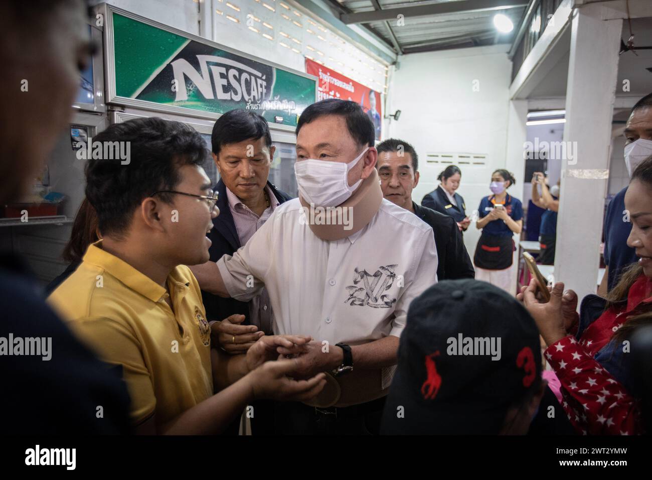 Der ehemalige Premierminister Thaksin Shinawatra besucht sein Lieblingsrestaurant „Khao Soi Samerjai“ in Chiang Mai. Thailands ehemaliger Premierminister Thaksin Shinawatra kehrte nach 17 Jahren als Flüchtling in seine Heimatstadt Chiang Mai zurück. Der frühere Premierminister machte seine ersten öffentlichen Auftritte seit seiner frühen Freilassung aus dem Gefängnis und besuchte mehrere Orte in Chiang Mai, darunter das Mausoleum seines Vaters und seiner Mutter, das sich auf einem Berg am Huai Mae am Reservoir im Bezirk San Kamphaeng befindet. Thaksin wurde von den Einheimischen und der Gruppe von Redshirts despi herzlich begrüßt Stockfoto