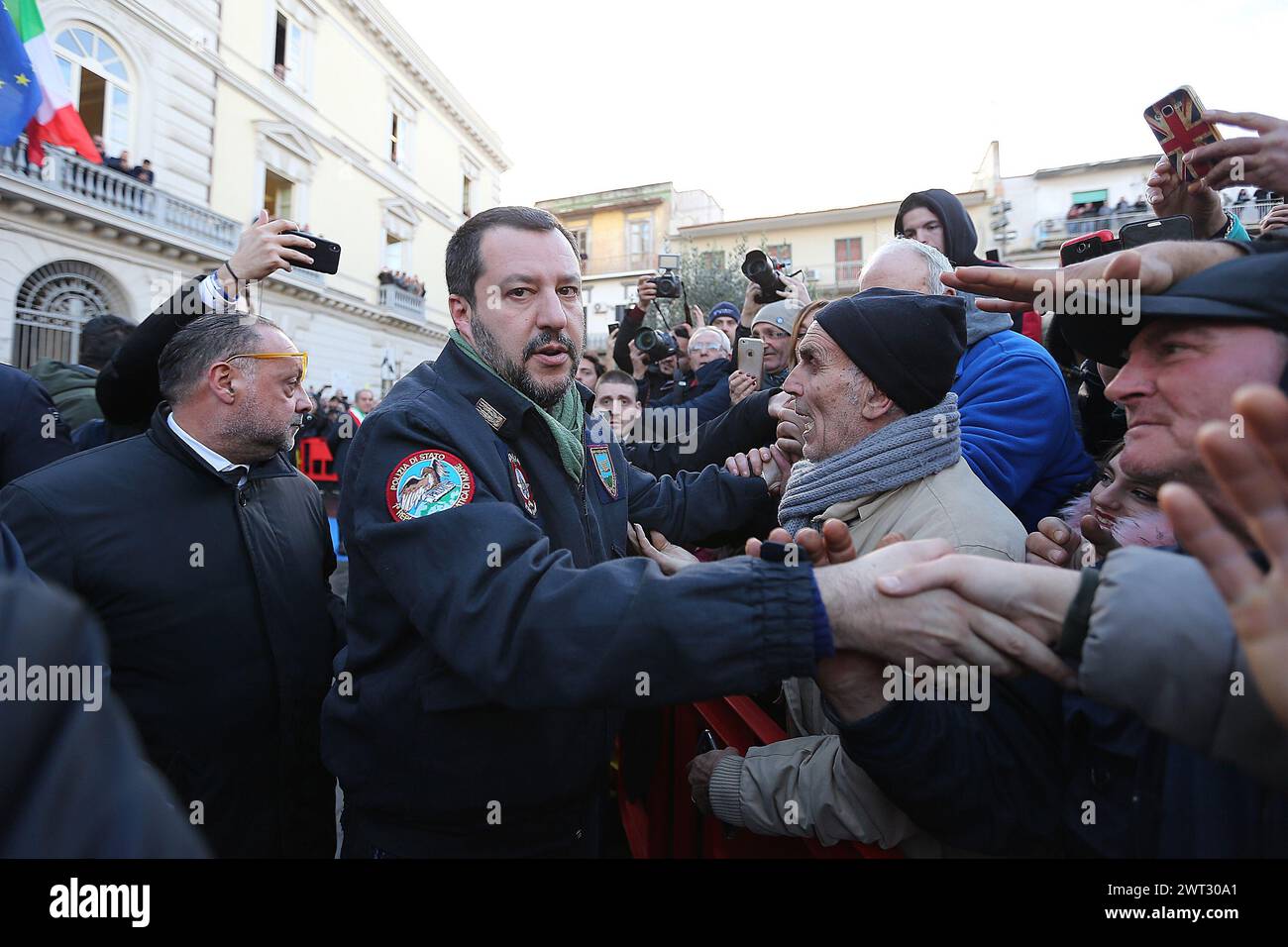 Der italienische Innenminister Matteo Salvini besucht die Stadt Afragola in der Nähe von Neapel und wird von seinen Unterstützern begrüßt. Stockfoto