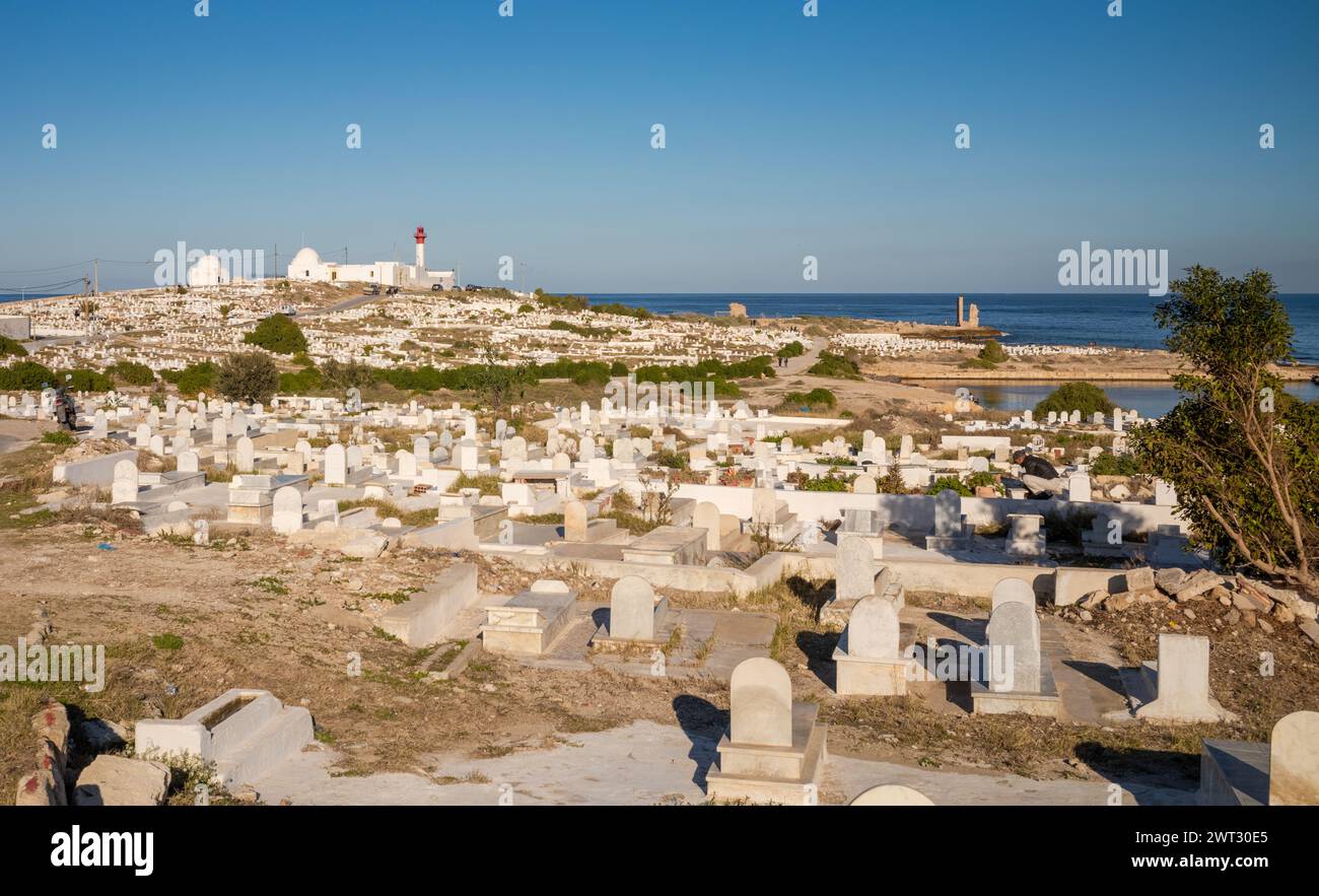 Der überfüllte muslimische Mahdia Maritime Cemetery und Mahdia Lighthouse, Mahdia, Tunesien Stockfoto