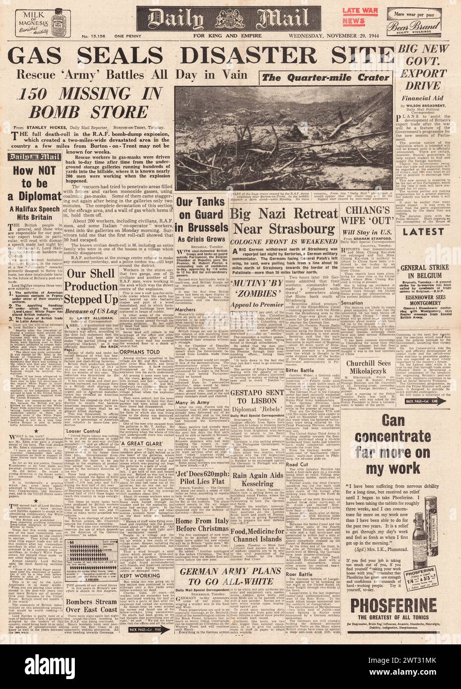 1944 Daily Mail-Titelseite berichtet, dass sich deutsche Truppen aus Straßburg zurückziehen und viele nach der Explosion im Lagerhaus Burton-upon-Trent getötet wurden Stockfoto