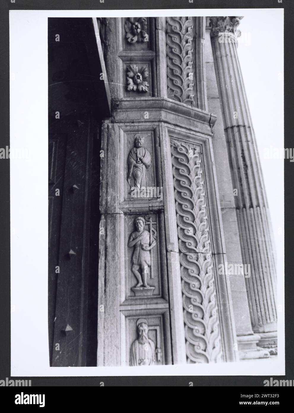 Marches Macerata Visso Santuario di Macereto9. Hutzel, Max 1960-1990 Außenaufnahmen des Tempels und anderer Gebäude im Heiligtum-Komplex. Der Tempel ist im Stil von Bramante gehalten, wurde aber von Giovanni Battista da Lugano entworfen. Es gibt viele Fotos der äußeren architektonischen Details. Innenfotos zeigen den Gewölbe und die Kuppel sowie den „Tempietto“ oder Baldacchino im klassischen Stil, der unter der Kuppel steht. Objektnotizen: Hutzel Foto Kampagnennotizen sind undatiert. Der in Deutschland geborene Fotograf und Gelehrte Max Hutzel (1911–1988) fotografierte in Italien von den frühen 1960er Jahren bis zu seinem Tod Stockfoto