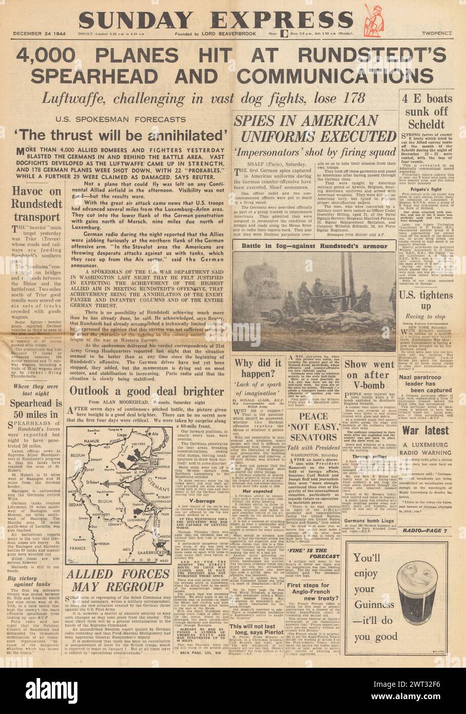 1944 Sunday Express-Titelseite, die von der Ardenschlacht und der Hinrichtung deutscher Soldaten in amerikanischer Uniform berichtet Stockfoto