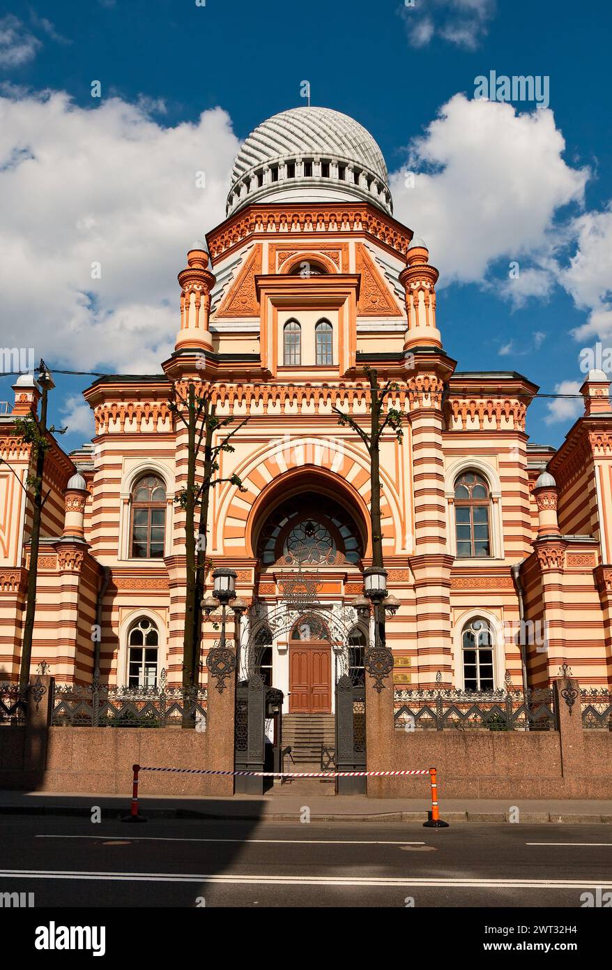 Fassade des antiken Gebäudes der Großen Chorsynagoge in St. Petersburg Stockfoto