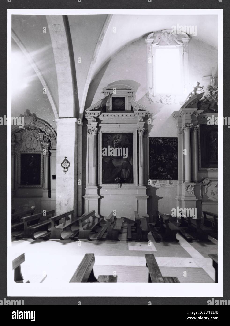 Abruzzen L'Aquila Tagliacozzo SS. Cosma e Damiano0. Hutzel, Max 1960-1990 Außenansicht: Fassade (15. Jahrhundert), Portal zum Innenhof (1452), Fassadenportale und Fenster. Innenansicht: Rippengewölbe, barocke Altäre an den Seiten der kreuzförmigen Kirche, Apsfresko, vergoldetes barockes Tabernakel in Form eines Tempels (18. Jahrhundert), Tabernakelstatuen, Kanzel, Orsini-Wappen, Details von Altargemälden und das Grab von General Conte Resta. Der in Deutschland geborene Fotograf und Gelehrte Max Hutzel (1911–1988) fotografierte in Italien von den frühen 1960er Jahren bis zu seinem Tod. Das Ergebnis Stockfoto