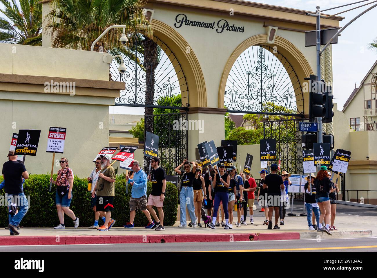 Ein Weitwinkel der Streiklinie während des Streiks der Autoren und Schauspieler in den Paramount Studios in Burbank, Kalifornien, am 17. Juli 2023. Quelle: Erik Morgan Stockfoto