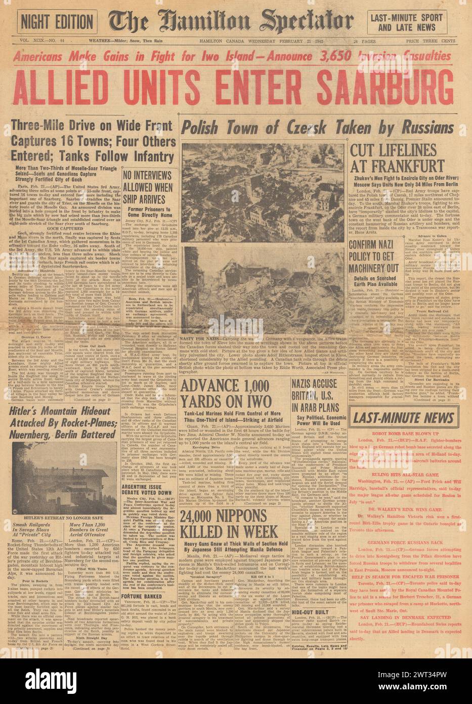 1945 die Titelseite des Hamilton Spectator berichtet, dass Alliierte Saarburg betreten, um Iwo Jima zu besiegen und Czersk von der Roten Armee erobert wird Stockfoto