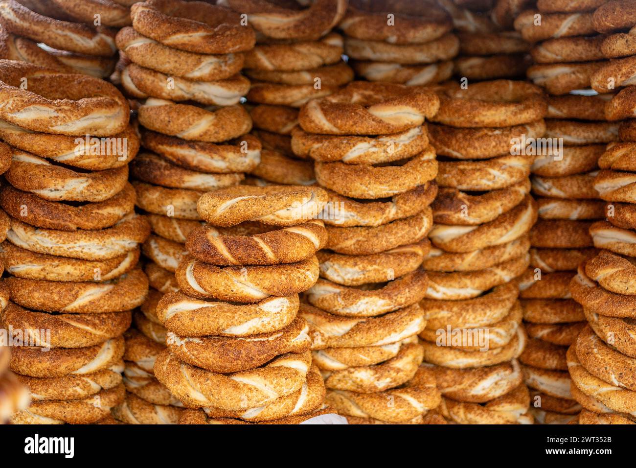 Viele türkische Simit (Bagels) im Hintergrund. Stockfoto