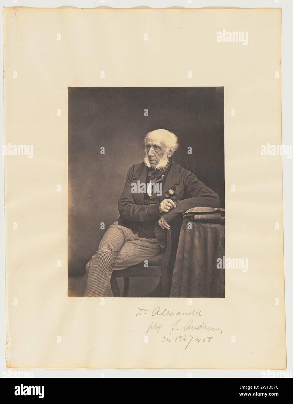 Dr. Alexander, Professor, St. Andrews. Thomas Rodger, Fotograf (Schottisch, 1832–1883) um 1857–1858 Ein Porträt von Professor Andrew Alexander, einem sitzenden älteren Mann. Er liegt einen Ellenbogen auf einem kleinen Tisch und sitzt mit überkreuzten Beinen. Eine Blume ist an seinem Revers befestigt. (Recto, Mount) unten rechts, Bleistift: 'Dr. Alexander/prof. S. Andrews/cir 1857 oder 58'; (rückseitig, Mount) oben rechts, Bleistift: '35'; Stockfoto