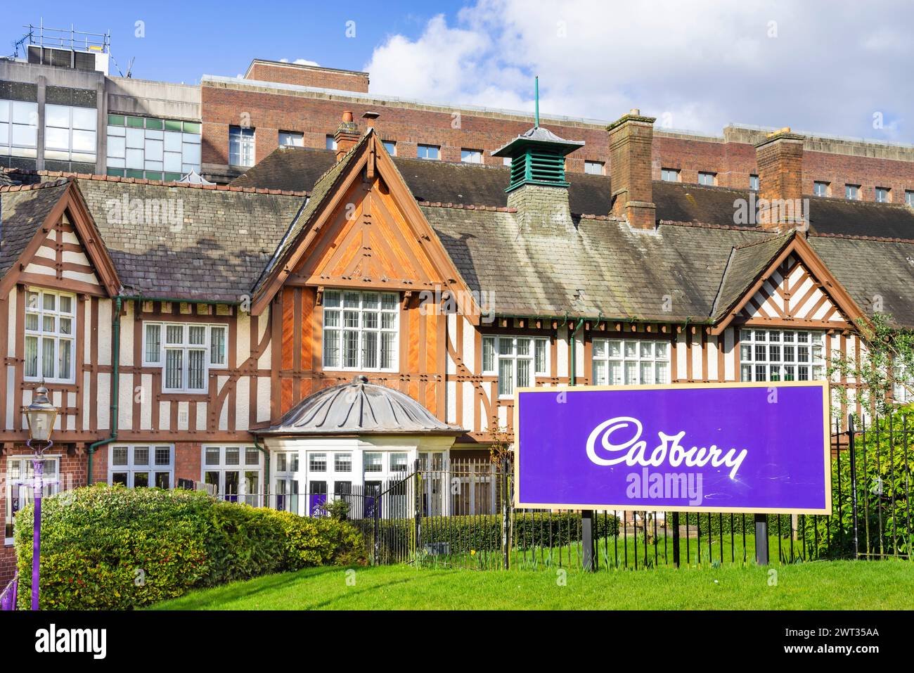 Schild Birmingham Bournville Cadbury vor der Cadbury Chocolate Factory in Bournville Birmingham West Midlands England Großbritannien GB Europa Stockfoto