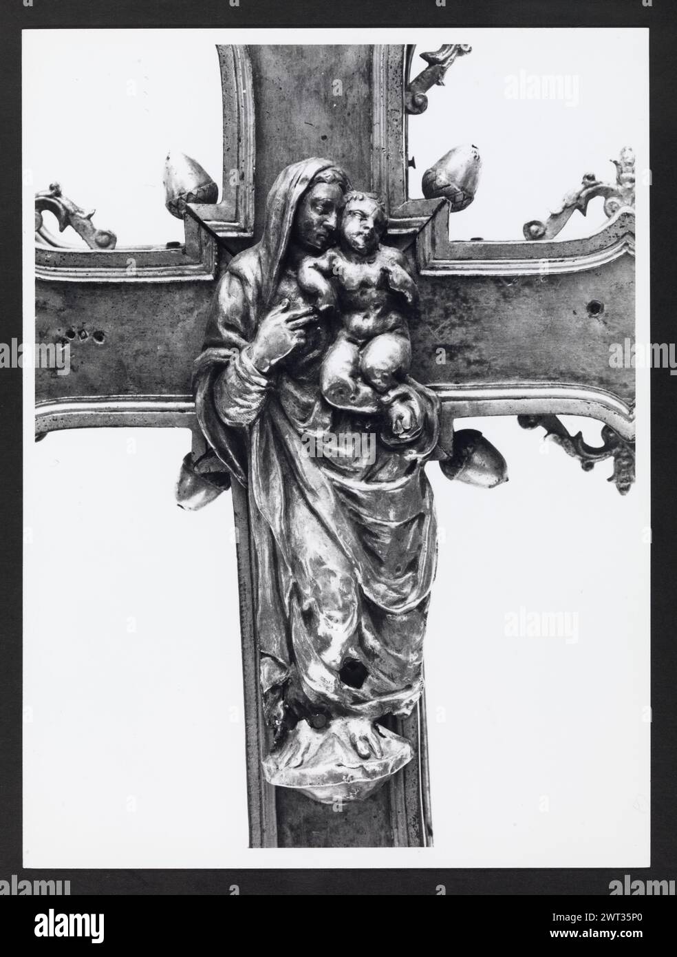 Abruzzen L'Aquila Castelvecchio Subequo S. Francesco, Museum5. Hutzel, Max 1960-1990 Reliquien, Prozessionskreuzstatuen (15. Jahrhundert), darunter eine silberne Madonna und Kind mit Engeln, Skulptur, einschließlich Holzstatue Christi, und Fresken Römische Skulpturenfragmente, Bronzeskulpturen, Bronzeskulpturen, Eisenschwert, römische Münzen der in Italien geborene Fotograf und Gelehrte Max Hutzel (1911–1988) fotografierte in den frühen 1960er Jahren bis zu seinem Tod. Das Ergebnis dieses Projekts, von Hutzel als Foto Arte Minore bezeichnet, ist eine gründliche Dokumentation der kunsthistorischen Entwicklung in Italien bis zum 18t Stockfoto