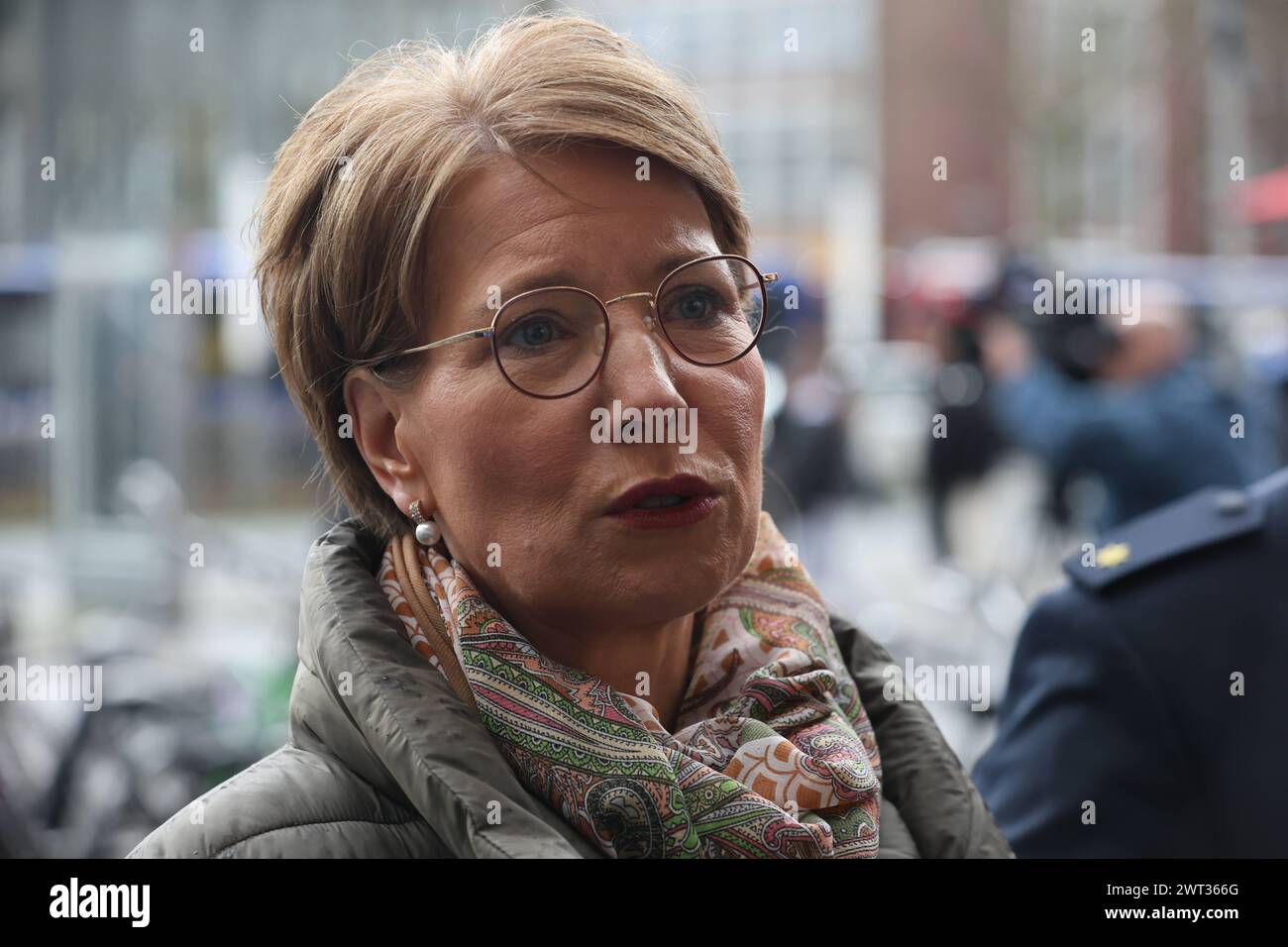 Pressetermin mit Alexandra Dorndorf, Polizeipräsidentin Münster. Polizei Münster setzt sich auf mobile Videobeobachtung im Bereich Hauptbahnhof - zwei Kamerasysteme im Einsatz. Ziel ist Straftaten verhindern, aufklären und das Sicherheitsgefühl der Bürger stärken. Videoüberwachung wurde von der Polizeipräsidentin für ein Jahr angeordnet. Münster, Nordrhein-Westfalen, DEU, Deutschland, 15.03.2024 *** Presseveranstaltung mit Alexandra Dorndorf, Polizeichef Münster Polizei setzt auf mobile Videoüberwachung im Bahnhofsbereich zwei Kamerasysteme im Einsatz Ziel ist die Verhütung und Aufklärung von Straftaten Stockfoto