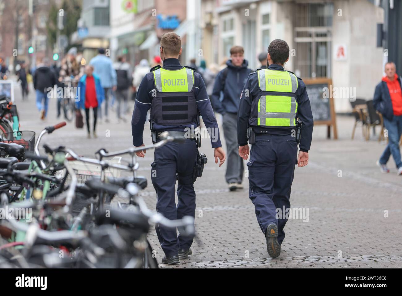 Polizeibeamte beim Streifengang im Bahnhofsviertel. Polizei Münster setzt sich auf mobile Videobeobachtung im Bereich Hauptbahnhof - zwei Kamerasysteme im Einsatz. Ziel ist Straftaten verhindern, aufklären und das Sicherheitsgefühl der Bürger stärken. Videoüberwachung wurde von der Polizeipräsidentin für ein Jahr angeordnet. Münster, Nordrhein-Westfalen, DEU, Deutschland, 15.03.2024 *** Polizeibeamte auf Patrouille im Bahnhofsbezirk Münster Polizei setzt auf mobile Videoüberwachung im Bahnhofsbereich zwei Kamerasysteme im Einsatz Ziel ist es, Verbrechen zu verhindern und aufzuklären und die Bürger zu erhöhen Stockfoto