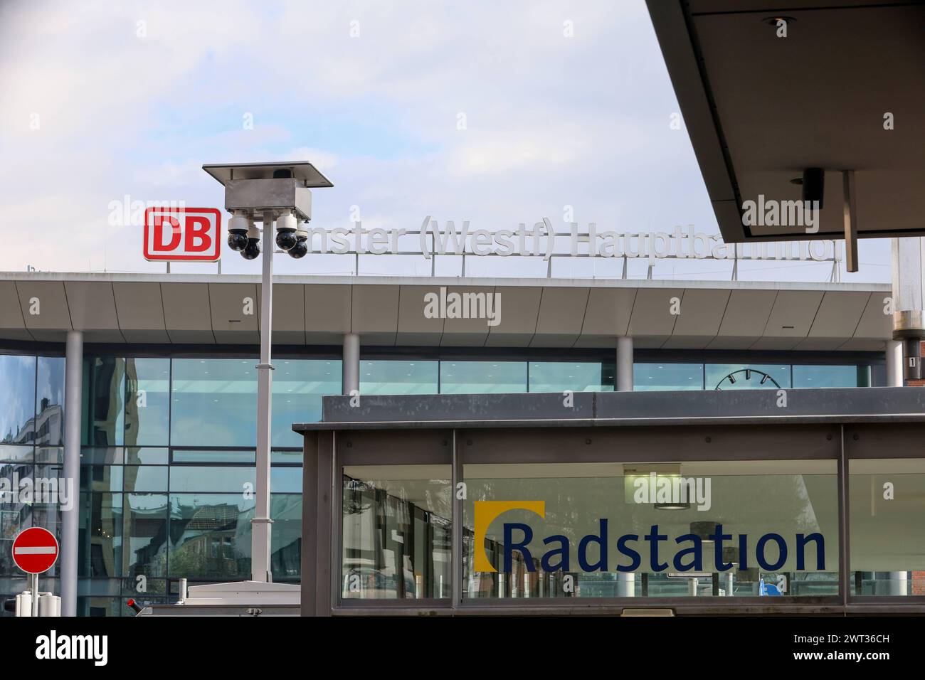 Polizei Münster setzt sich auf mobile Videobeobachtung im Bereich Hauptbahnhof - zwei Kamerasysteme im Einsatz. Ziel ist Straftaten verhindern, aufklären und das Sicherheitsgefühl der Bürger stärken. Videoüberwachung wurde von der Polizeipräsidentin für ein Jahr angeordnet. Münster, Nordrhein-Westfalen, DEU, Deutschland, 15.03.2024 *** Polizei Münster setzt auf mobile Videoüberwachung im Bahnhofsbereich zwei Kamerasysteme im Einsatz Ziel ist es, Verbrechen zu verhindern und aufzuklären und das Sicherheitsgefühl der Bürger zu erhöhen Videoüberwachung wurde vom Polizeichef für ein Jahr angeordnet Münster, Nordrhein- Stockfoto