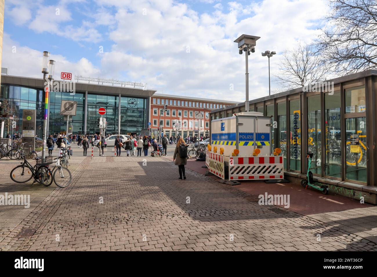 Polizei Münster setzt sich auf mobile Videobeobachtung im Bereich Hauptbahnhof - zwei Kamerasysteme im Einsatz. Ziel ist Straftaten verhindern, aufklären und das Sicherheitsgefühl der Bürger stärken. Videoüberwachung wurde von der Polizeipräsidentin für ein Jahr angeordnet. Münster, Nordrhein-Westfalen, DEU, Deutschland, 15.03.2024 *** Polizei Münster setzt auf mobile Videoüberwachung im Bahnhofsbereich zwei Kamerasysteme im Einsatz Ziel ist es, Verbrechen zu verhindern und aufzuklären und das Sicherheitsgefühl der Bürger zu erhöhen Videoüberwachung wurde vom Polizeichef für ein Jahr angeordnet Münster, Nordrhein- Stockfoto