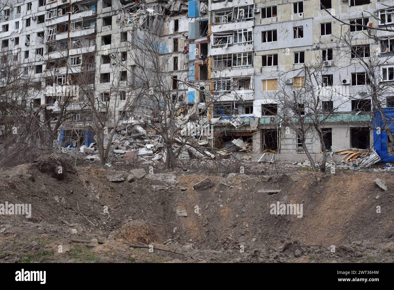 Ein Krater nach der russischen Bombenexplosion ist an dem Wohngebäude zu sehen, das durch russische Bombenangriffe in Orichhiv schwer beschädigt wurde. Orichhiv ist eine kleine Stadt in der Region Zaporischschschi, die als letzte Säule des Widerstands für ukrainische Armeesoldaten im Süden dient, da die russischen Streitkräfte weiter in den befreiten Robotyne vorrücken. Die Einwohner Orichjews leben mit rund 700 Menschen und riskieren ihr Leben, während sie täglich die Bomben- und Artillerieangriffe aushalten, während sie ums Überleben kämpfen. (Foto: Andriy Andriyenko/SOPA Images/SIPA USA) Stockfoto