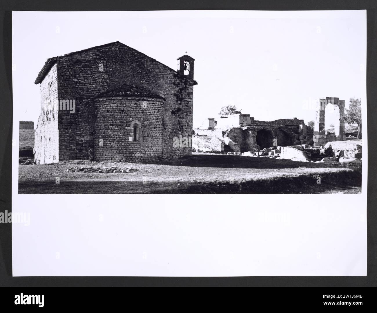 Umbria Terni Carsulae Überreste der antiken Stadt. Hutzel, Max 1960-1990 Antiquities: Architecture, Architectural Fragments Objektnotizen: Römische Gemeinde des VI. Augustäerkreises dem Stamm Crustumina zugeschrieben; sie war zentraler Knotenpunkt der Via Flaminia im vertrag von Narnia an Vicus und Martis (S. Maria in Pantano). Der erste bewohnbare Kern entstand nach der Eröffnung der Konsularstraße und wurde vergrößert und gewann während des Reiches an Bedeutung, wie in den Denkmälern angegeben. Ihre Platzierung zeigt einen organischen und einheitlichen Stadtplan. Der in Deutschland geborene Fotograf und Gelehrte Max Hutze Stockfoto