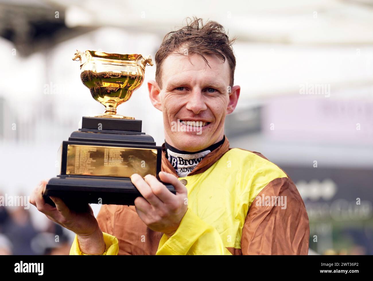 Paul Townend mit der Gold Cup Trophy nach dem Gewinn des Boodles