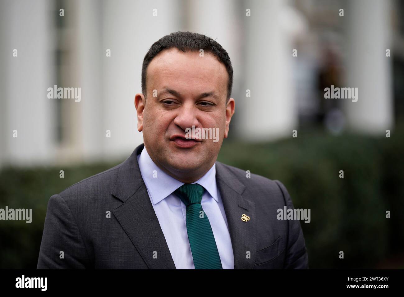 Taoiseach Leo Varadkar spricht mit den Medien nach seinem bilateralen Treffen mit US-Präsident Joe Biden im Weißen Haus in Washington, DC, während seines Besuchs in den USA zum St. Patrick's Day. Bilddatum: Freitag, 15. März 2024. Stockfoto