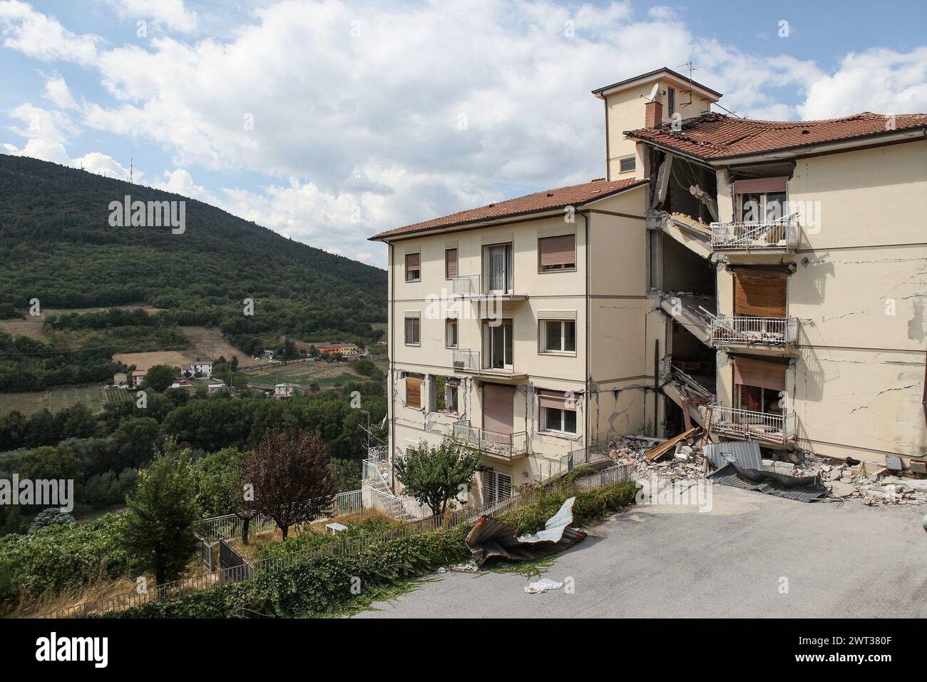 Ein teilweise eingestürztes Haus, das etwa ein Jahr nach dem Erdbeben in L’Aquila am 6. April 2009 auf den Wiederaufbau wartet Stockfoto