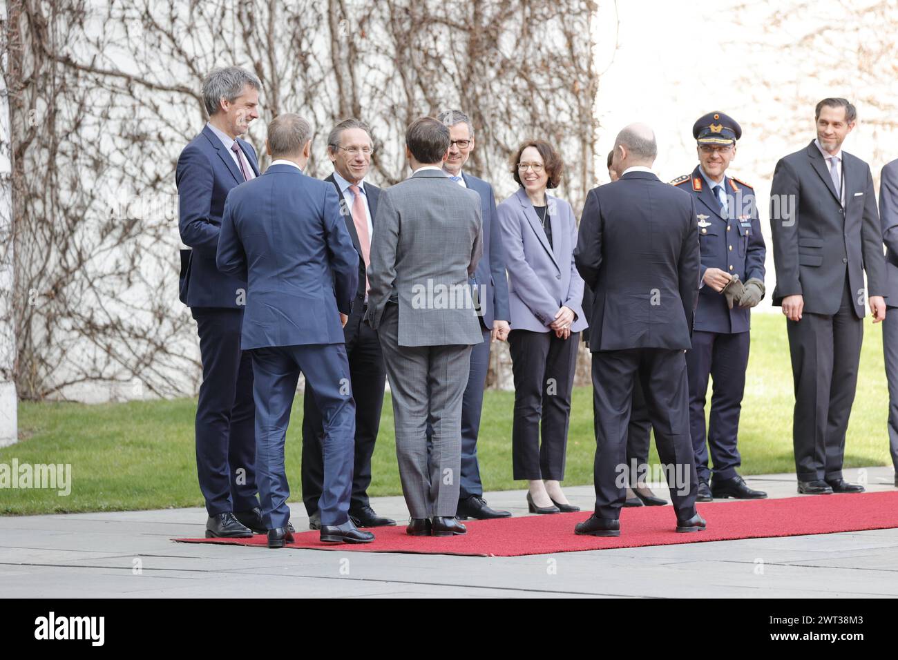 Donald Tusk, Ministerpräsident von Polen, Emmanuel Macron, Staatspräsident der Französischen Republik, Olaf Scholz, Bundeskanzler, Deutschland, Berlin, Bundeskanzleramt, Bildtermin bei der Begrüßung des Staatspräsidenten der Republik Frankreich, Emmanuel Macron, und des Ministerpräsidenten der Republik Polen, Donald Tusk, durch den BK mit militärischen Ehren *** Donald Tusk, Premierminister Polens, Emmanuel Macron, Präsident der Französischen Republik, Olaf Scholz, Bundeskanzler, Deutschland, Berlin, Bundeskanzleramt, Fotogelegenheit, den Präsidenten der Französischen Republik, Emmanue, zu begrüßen Stockfoto