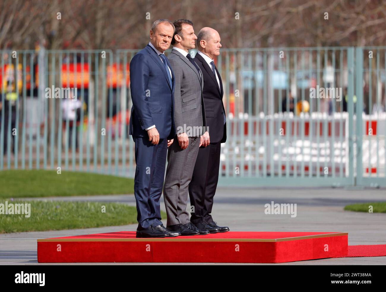 Donald Tusk, Ministerpräsident von Polen, Emmanuel Macron, Staatspräsident der Französischen Republik, Olaf Scholz, Bundeskanzler, Deutschland, Berlin, Bundeskanzleramt, Bildtermin bei der Begrüßung des Staatspräsidenten der Republik Frankreich, Emmanuel Macron, und des Ministerpräsidenten der Republik Polen, Donald Tusk, durch den BK mit militärischen Ehren *** Donald Tusk, Premierminister Polens, Emmanuel Macron, Präsident der Französischen Republik, Olaf Scholz, Bundeskanzler, Deutschland, Berlin, Bundeskanzleramt, Fotogelegenheit, den Präsidenten der Französischen Republik, Emmanue, zu begrüßen Stockfoto