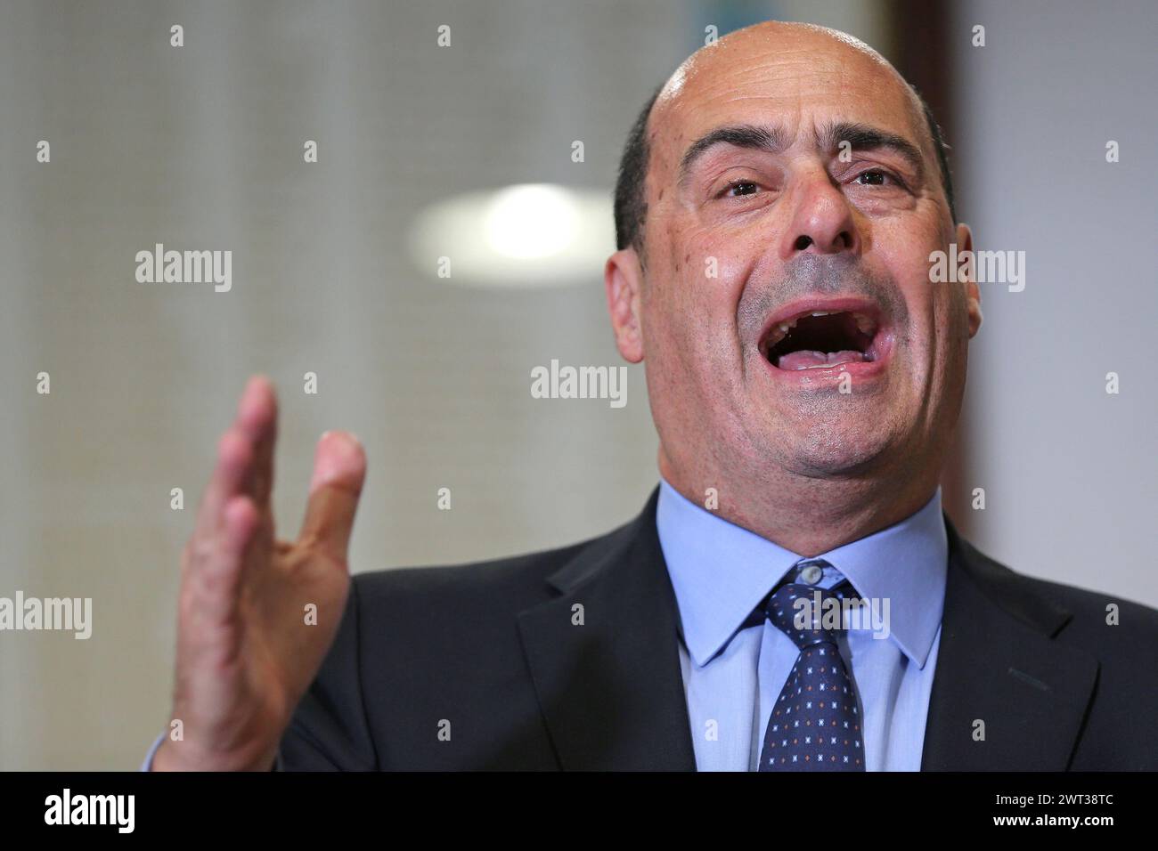 Die Sekretärin der Demokratischen Partei, Nicola Zingaretti, während der Pressekonferenz in Casal di Principe zu den Europawahlen. Stockfoto