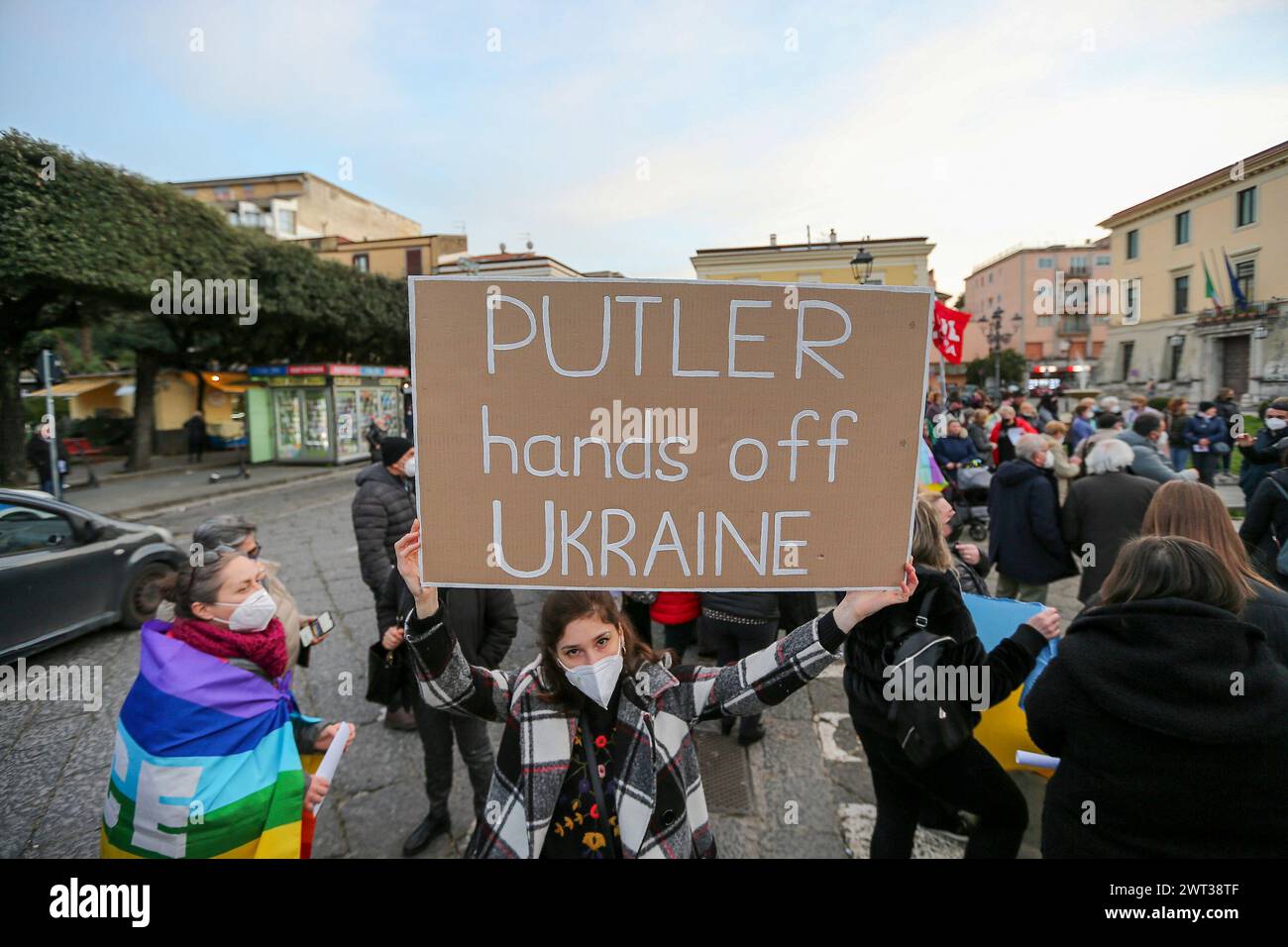 Eine ukrainische Frau, die ein Plakat hält, protestiert vor der Präfektur Caserta gegen den Krieg in der Ukraine nach der Invasion des russischen Arms Stockfoto