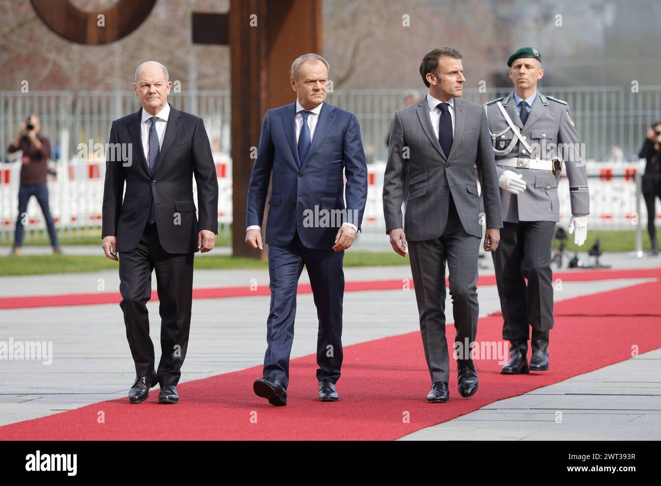 OLAF Scholz, Bundeskanzler, Donald Tusk, Ministerpräsident von Polen, Emmanuel Macron, Staatspräsident der Französischen Republik, Deutschland, Berlin, Bundeskanzleramt, Bildtermin bei der Begrüßung des Staatspräsidenten der Republik Frankreich, Emmanuel Macron, und des Ministerpräsidenten der Republik Polen, Donald Tusk, durch den BK mit militärischen Ehren *** Olaf Scholz, Bundeskanzler, Donald Tusk, Ministerpräsident Polens, Emmanuel Macron, Präsident der Französischen Republik, Deutschland, Berlin, Bundeskanzleramt, Fotogelegenheit, den Präsidenten der Französischen Republik Emmanue zu begrüßen Stockfoto