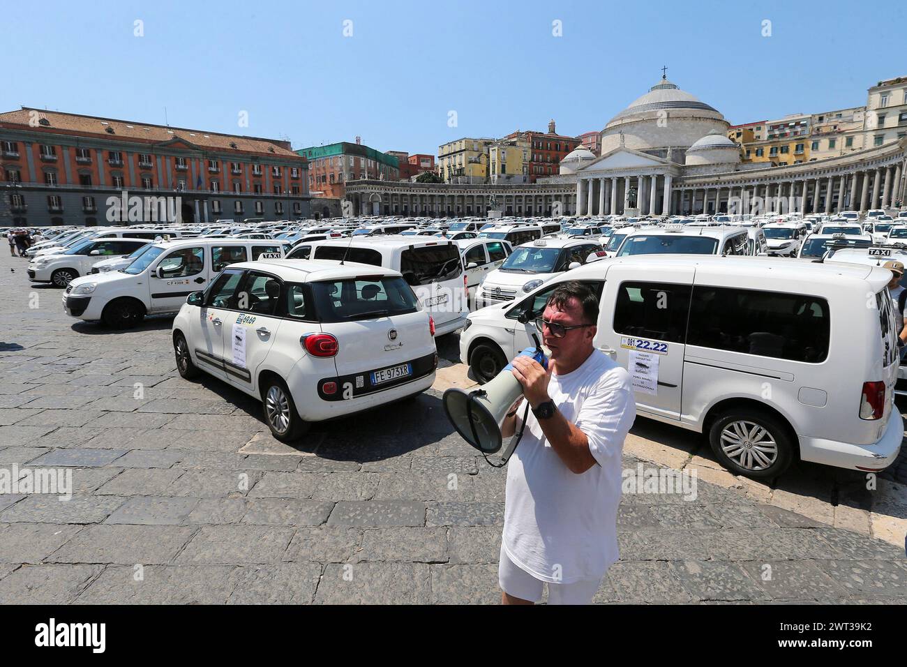 Ein Taxifahrer mit Megaphon auf der Piazza Plebiscito in Neapel, besetzt von über 500 Taxis wegen des Protestes der Taxifahrer gegen die italienische Regierung Stockfoto