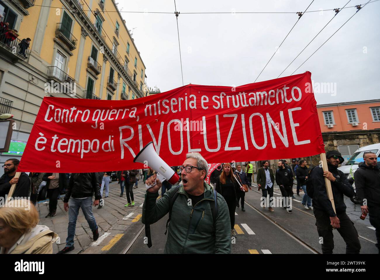 Menschen mit einem Banner und einem Megaphon während der Demonstration "Wir erheben uns" in Neapel, um gegen die Inflation, die hohen Energiepreise und t zu protestieren Stockfoto