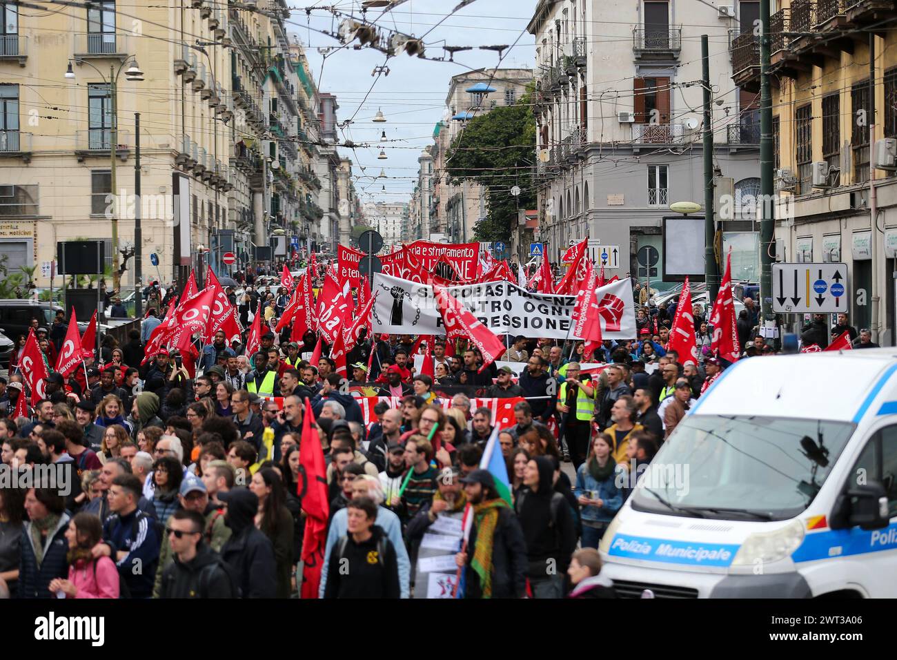 Menschen mit Spruchbändern und Fahnen während der Demonstration in Neapel "Wir erheben uns", um gegen die Inflation, die hohen Energiepreise und den Mangel zu protestieren Stockfoto