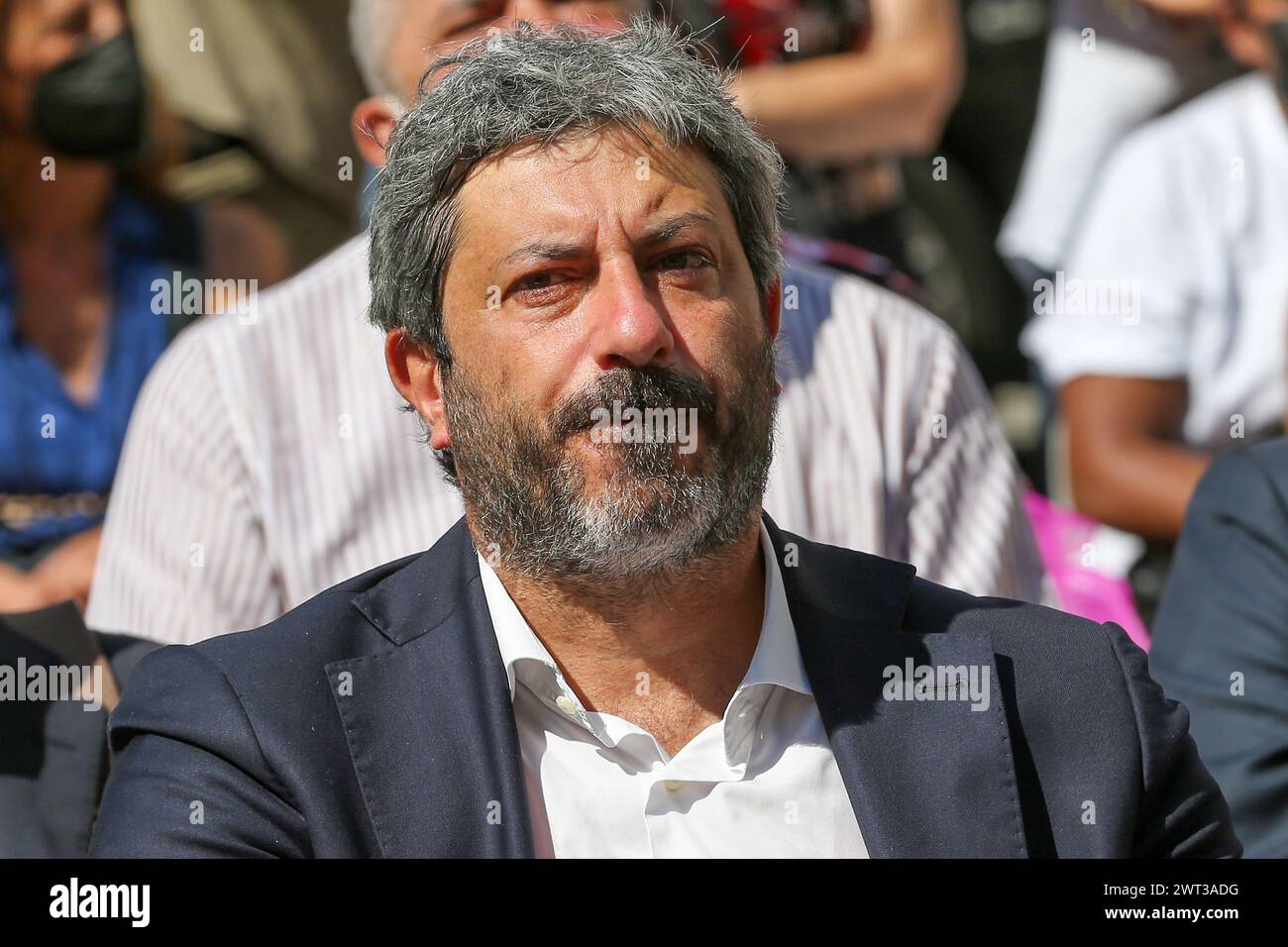 Der Politiker Roberto Fico, Präsident der Abgeordneter, auf dem Platz der Rione Sanità, während eines politischen Treffens für die Wahlen von Stockfoto Der Politiker Roberto Fico, Präsident der Abgeordneter, auf dem Platz der Rione Sanità, während eines politischen Treffens für die Wahlen von Stockfoto