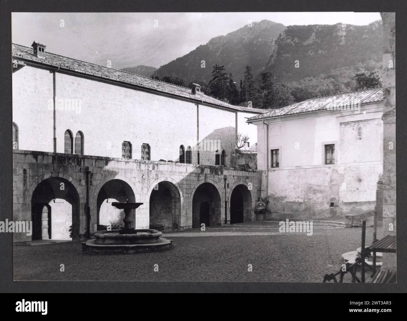 Lazio Frosinone Certosa di Trisulti Certosa di Trisulti, Monastery0. Hutzel, Max. 1960-1990 Außenansicht der Klosterfassade, des Portals, der Rampenwege, der Kirchenfassade, des Palazzo di Innocenzo III (heute ein Schlafsaal), des großen und kleinen Klostergartens. Der in Deutschland geborene Fotograf und Gelehrte Max Hutzel (1911–1988) fotografierte in Italien von den frühen 1960er Jahren bis zu seinem Tod. Das Ergebnis dieses Projekts, das Hutzel als Foto Arte Minore bezeichnet, ist eine gründliche Dokumentation der kunsthistorischen Entwicklung in Italien bis zum 18. Jahrhundert, einschließlich der Objekte der Etrusker und Römer sowie des frühmittelalterlichen, Stockfoto