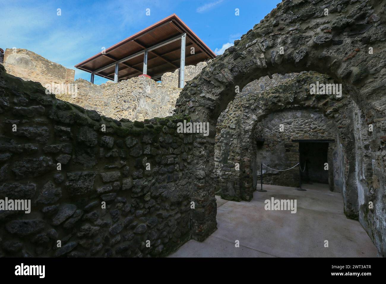 Ein Innenblick auf die Villa von Diomede im Inneren der archäologischen Ausgrabungen von Pompeji, die nach der kürzlichen Restaurierung wieder eröffnet wurden. Stockfoto