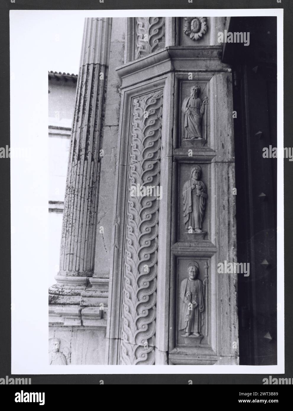 Marches Macerata Visso Santuario di Macereto7. Hutzel, Max 1960-1990 Außenaufnahmen des Tempels und anderer Gebäude im Heiligtum-Komplex. Der Tempel ist im Stil von Bramante gehalten, wurde aber von Giovanni Battista da Lugano entworfen. Es gibt viele Fotos der äußeren architektonischen Details. Innenfotos zeigen den Gewölbe und die Kuppel sowie den „Tempietto“ oder Baldacchino im klassischen Stil, der unter der Kuppel steht. Objektnotizen: Hutzel Foto Kampagnennotizen sind undatiert. Der in Deutschland geborene Fotograf und Gelehrte Max Hutzel (1911–1988) fotografierte in Italien von den frühen 1960er Jahren bis zu seinem Tod Stockfoto