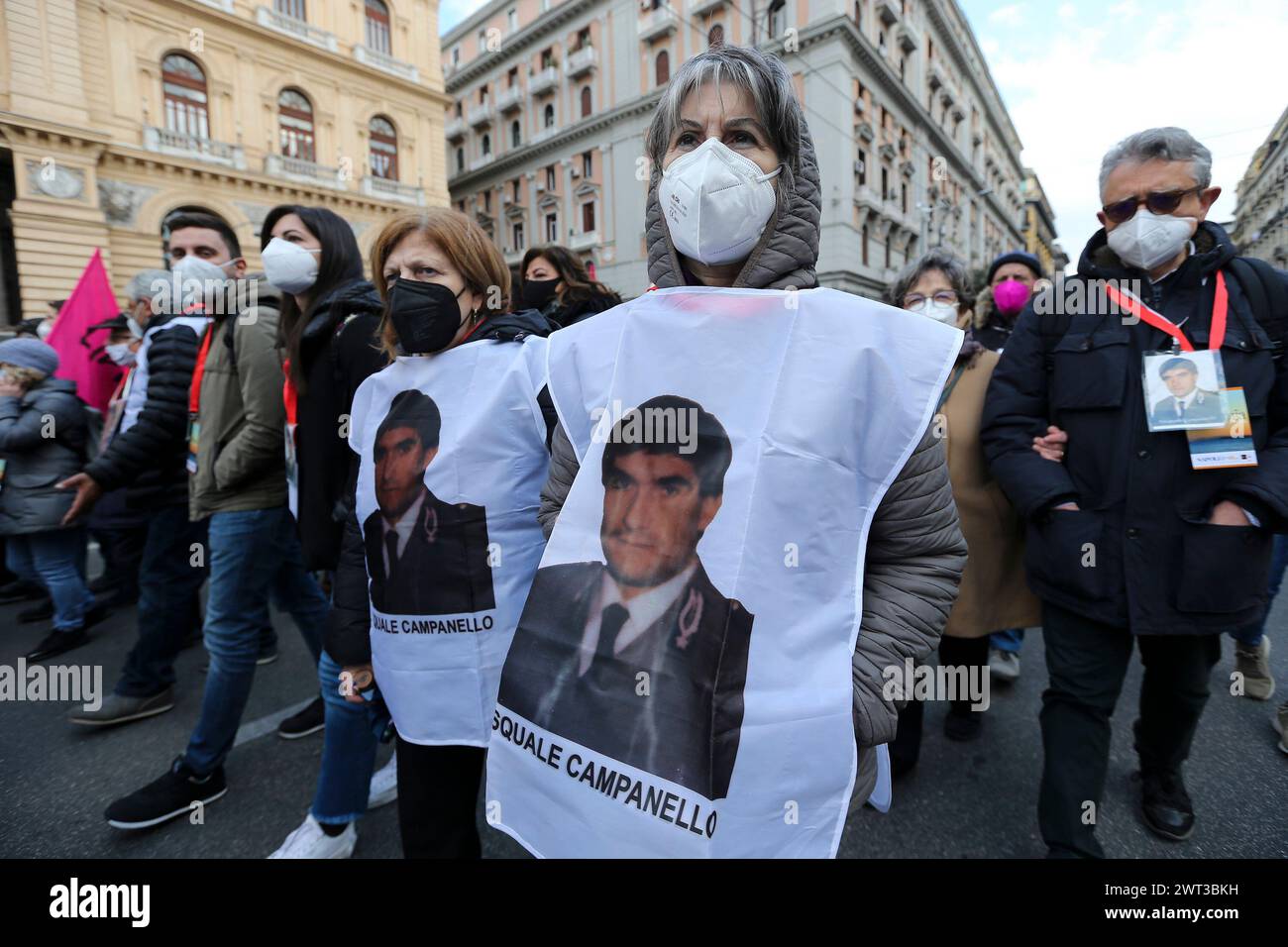 Menschen, die die Bilder von Opfern von Verbrechen tragen, während der nationalen Demonstration in Neapel zum Gedenken an die unschuldigen Opfer der Mafia organisiert Stockfoto